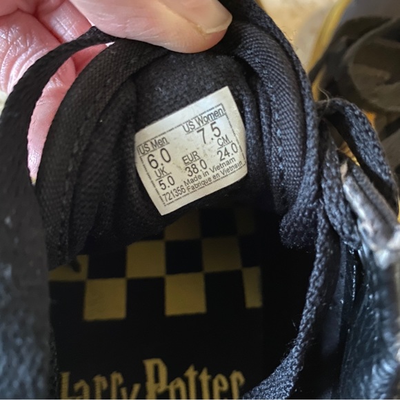 Vans x Harry Potter Golden Snitch Classic Sneakers - Picture 11 of 11